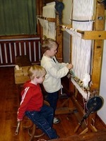 malí návštěvníci gobelínky si zkoušejí tkaní gobelínu  © I.Matiovský