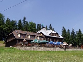 Jeden z turistických cílů -po modré na Dušnou a pak po červené k Horskému hotelu Vsacký Cáb.