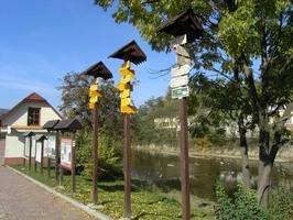 Turistické směrovníky na ulici Jiráskova - naproti Městských Lázní ve Vsetíně.