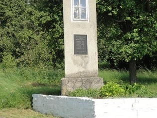 Kaplička s pamětní deskou obětem fašismu