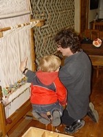 ředitel Gobelínové manufaktury J.T.Strýček předvádí tkaní gobelínu   © I.Matiovský