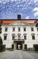 Vchod do zámku Holešov, ve kterém sídlí informační centrum