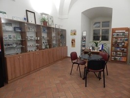 Prostor informačního centra se suvenýry a propagačními materiály