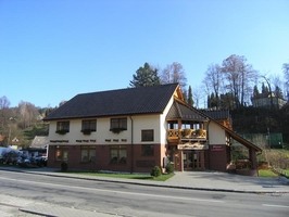 Pohled na minipivovar od prodejny Barum