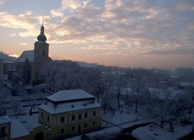 Kostel sv. Bartoloměje s budovou fary - pohled z radniční věže