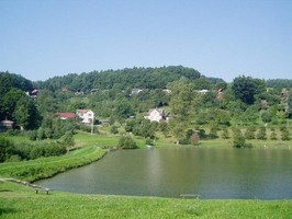 Chatová oblast u rybníka