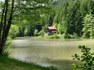 Jezero v údolí Jezerné