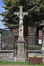 Kamenný kříž u kostela