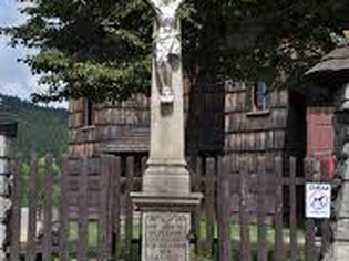 Kamenný kříž u kostela