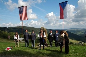 U pomníku padlých letců