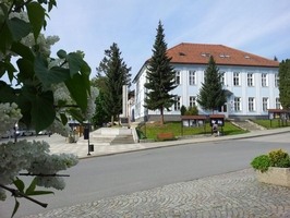 Budova v centru náměstí sloužila původně okresnímu soudu