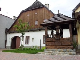 V domě č. p. 105 dnes sídlí knihkupectví