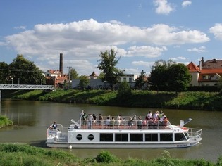 Baťův kanál a řeka Morava