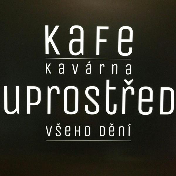 Kafe uprostřed