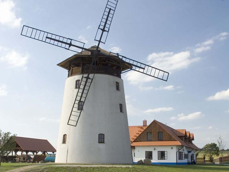 Slovácko: Kolem lopatek mlýna na vrch Babí lom