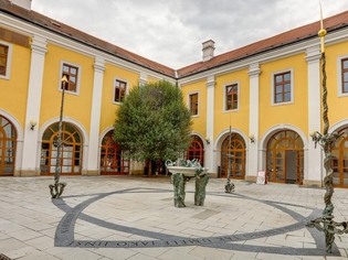 Kašna na nádvoří Reduty