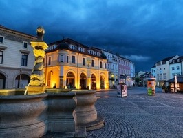 Barokní kašna a Hotel Slunce