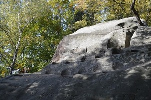 Skalní útvary Králky s vytesanými sedátky