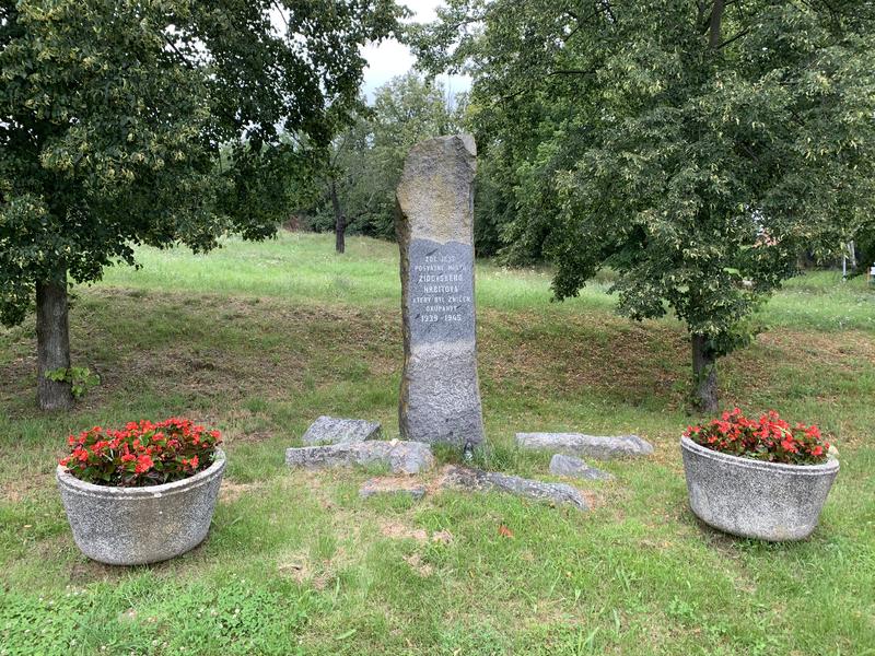 Památník na bývalém židovském hřbitově