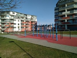 workoutové hřiště a posilovací stroje