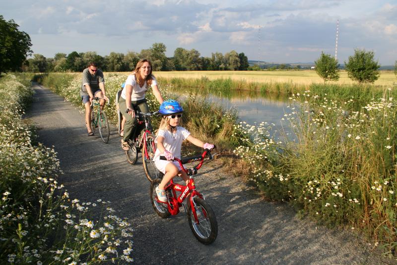 S dětmi na kole podél Baťova kanálu