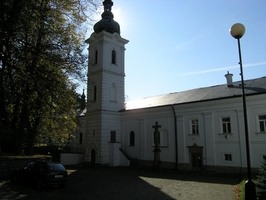 Pohled na vstupní prostory před kostelem